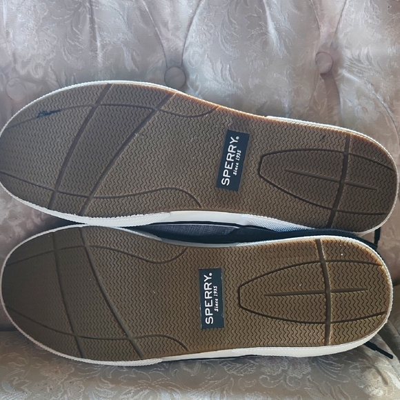 Sperry Gray Boat Shoes with Classic Design - Picture 2 of 3